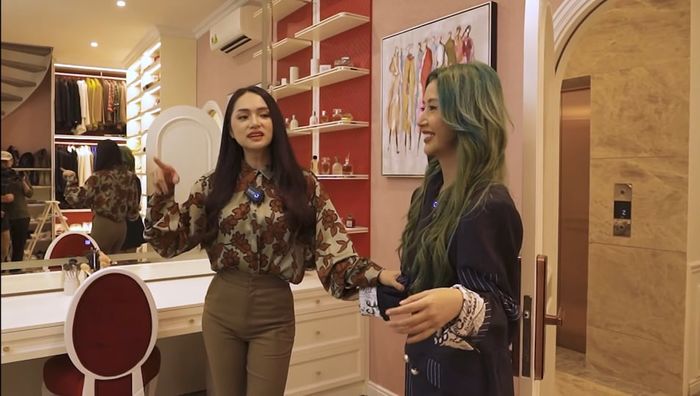 Hương Giang - Quỳnh Anh Shyn: cô em sắm penthouse 9 tỷ năm mới 24 tuổi