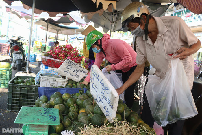 Cô gái thay đôi giày mới cho chú bán hàng rong giữa trưa nắng Sài Gòn