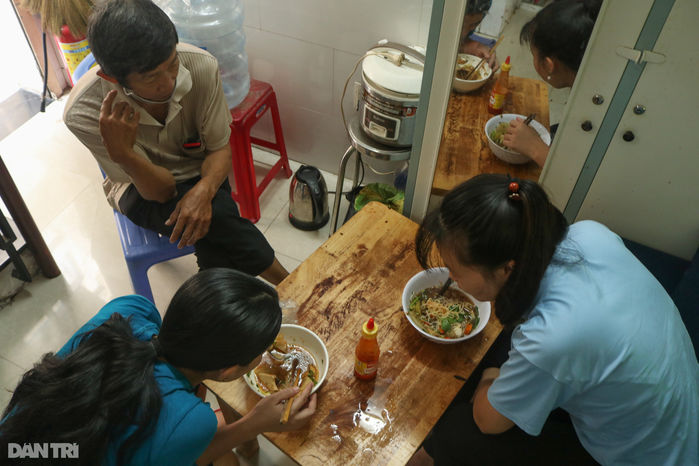 Cô gái thay đôi giày mới cho chú bán hàng rong giữa trưa nắng Sài Gòn