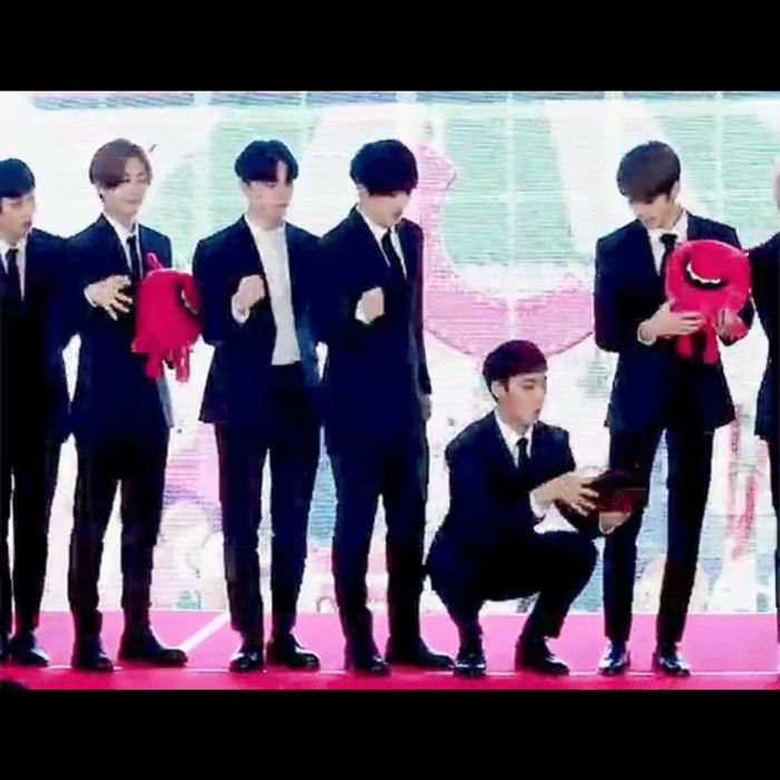 Idol khiến fan chào thua vì vụng về: Rèm cửa cũng không yên với Somi