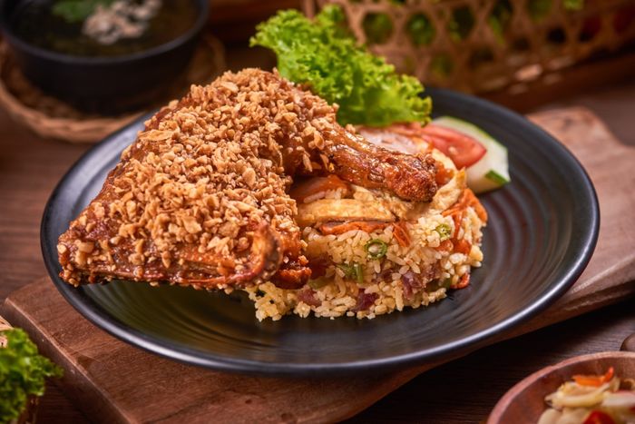 Quán cơm bán 1,5 tấn gà/ngày, shipper xếp hàng rồng rắn chờ tới lượt