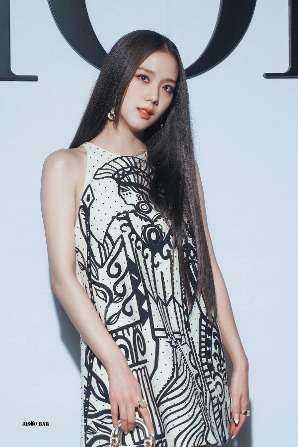 Jisoo quả là idol cưng fan: Rời khỏi sân bay vẫn quay lại chào