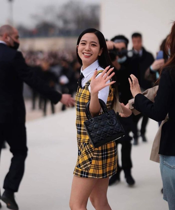 Jisoo tại Paris Fashion Week: Bị chê nhưng thống trị truyền thông
