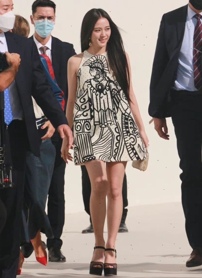 Jisoo tại Paris Fashion Week: Bị chê nhưng thống trị truyền thông