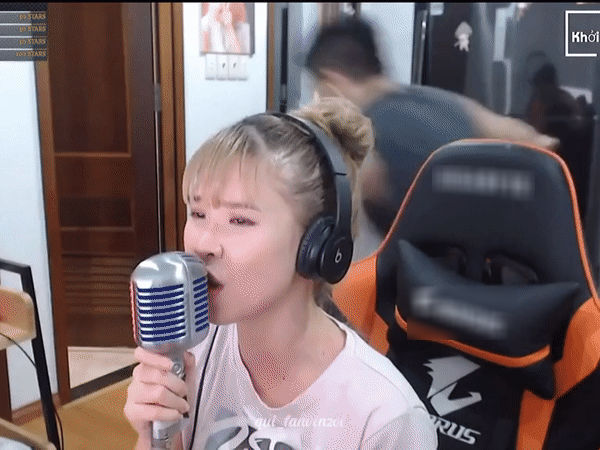 Kelvin Khánh quậy khi vợ livestream: spotlight thuộc về màn chạm múi
