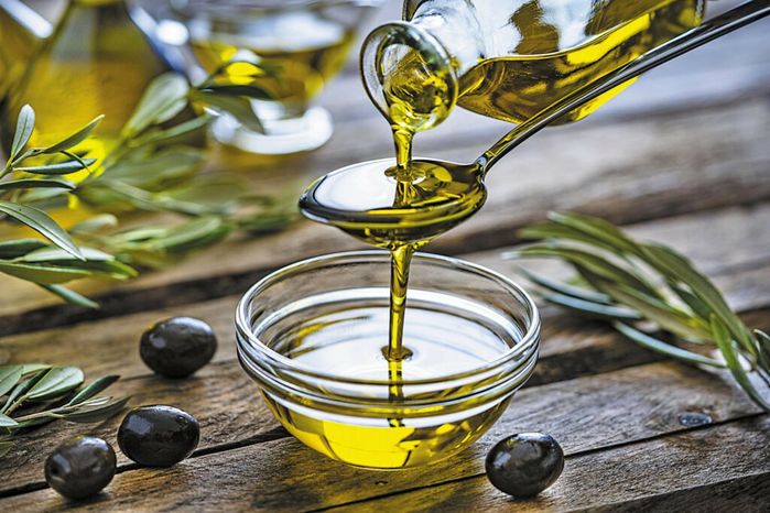 Tỏi ngâm dầu ô liu: Bí quyết giúp chị em tránh xa nỗi lo rụng tóc