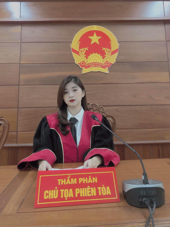 Khi hotgirl thẩm phán gieo thương nhớ: In4 được CĐM săn lùng
