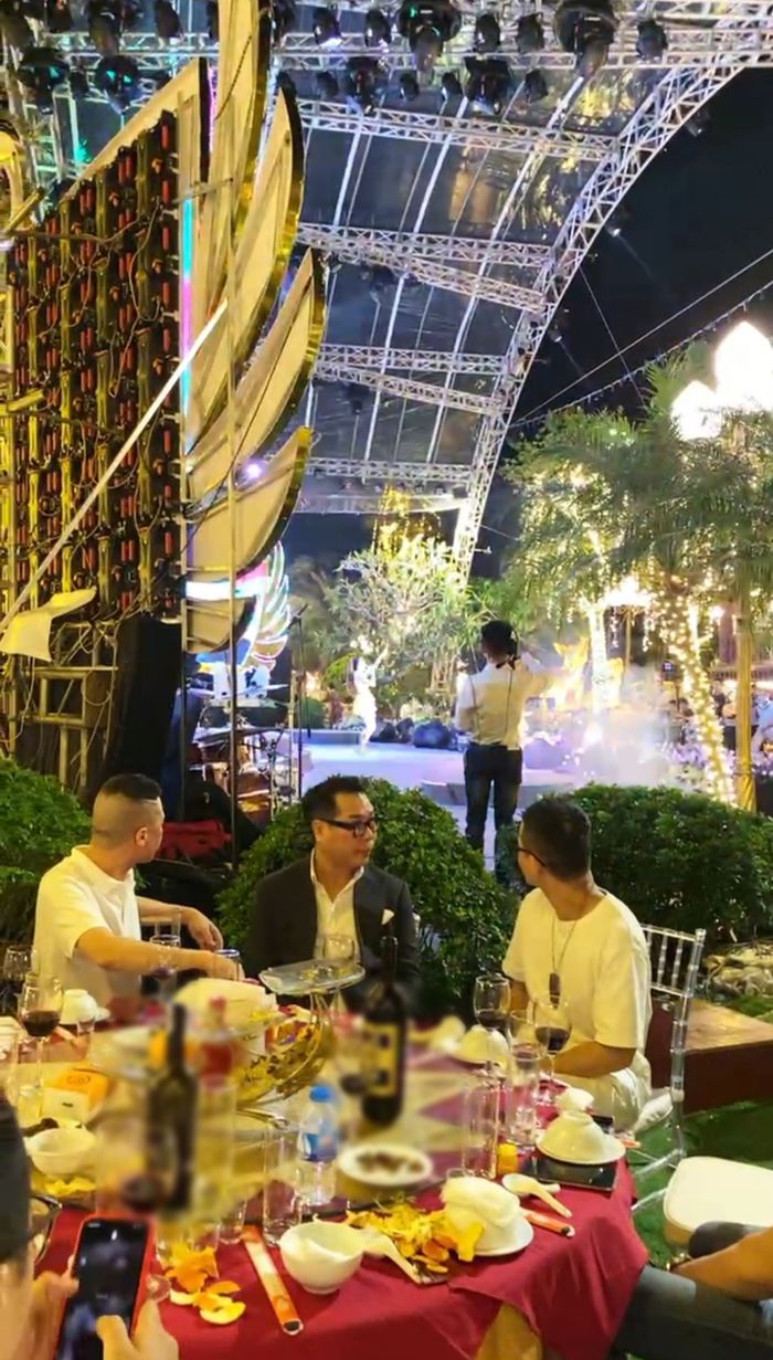 Kỉ niệm ngày cưới của đại gia Hải Dương: Tiệc trong biệt thự dát vàng