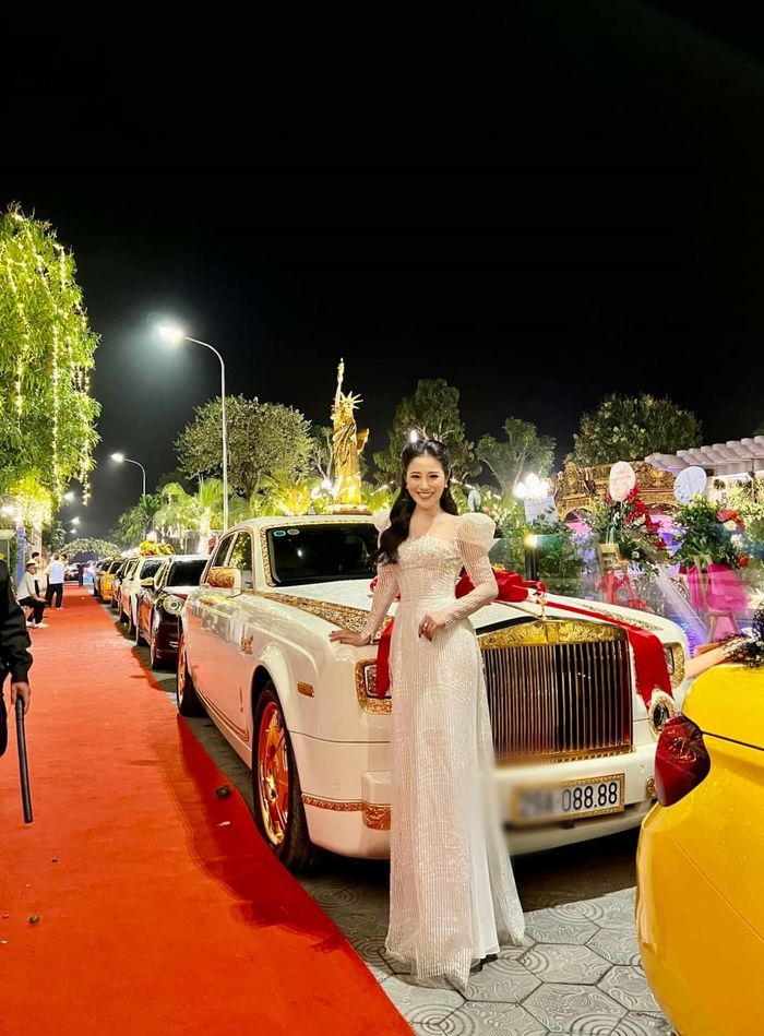 Kỉ niệm ngày cưới của đại gia Hải Dương: Tiệc trong biệt thự dát vàng