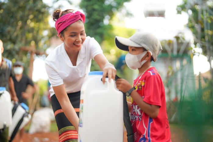 Lạ như H'Hen Niê: chấm thi mặc quần lửng, treo đồ hiệu bằng sào sắt