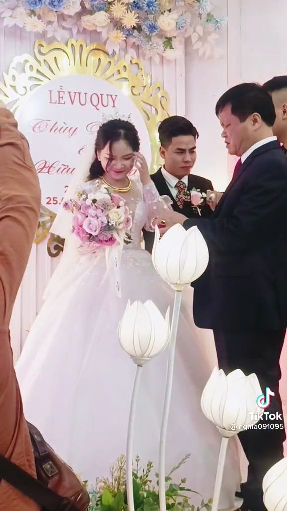 Chú rể khóc nức nở trong lễ cưới, hội anh em ùa lên an ủi