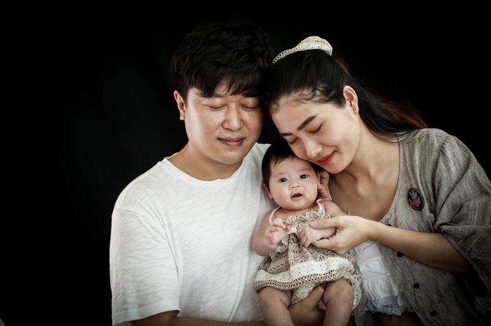 Lấy chồng Hàn, cô thợ làm tóc đẻ con gái xinh đẹp như thiên thần
