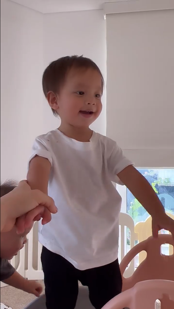 Lisa chơi cầu tuột không cần trợ giúp còn tía lia: Ba bỏ tay ra