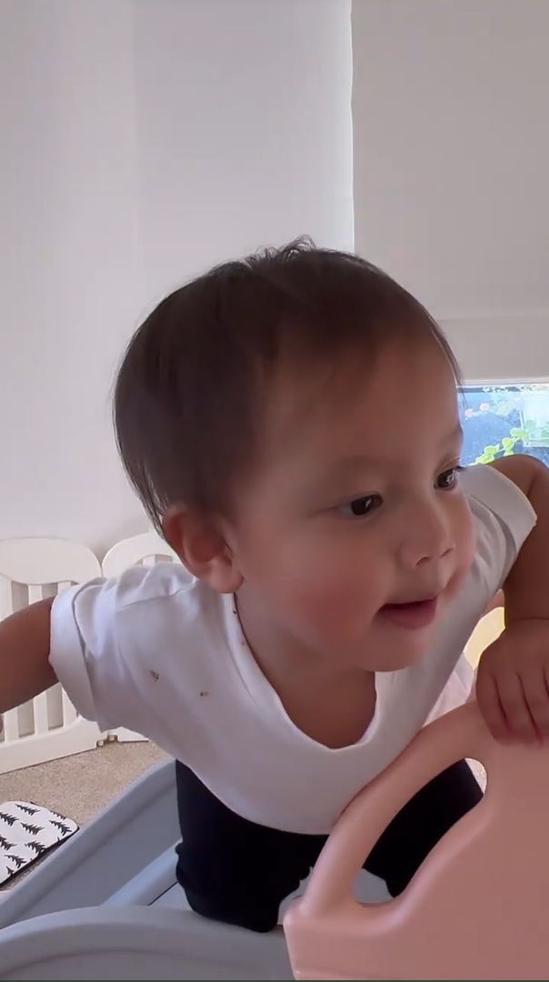 Lisa chơi cầu tuột không cần trợ giúp còn tía lia: Ba bỏ tay ra