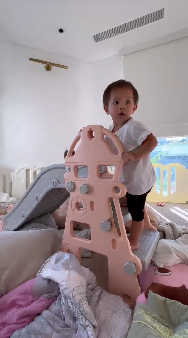 Lisa chơi cầu tuột không cần trợ giúp còn tía lia: Ba bỏ tay ra