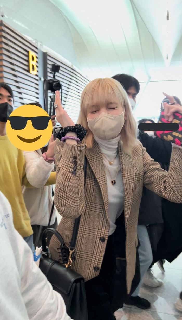 Lisa lúc nào chẳng chất, lên đồ sương sương qua Pháp cũng cả tỷ đồng