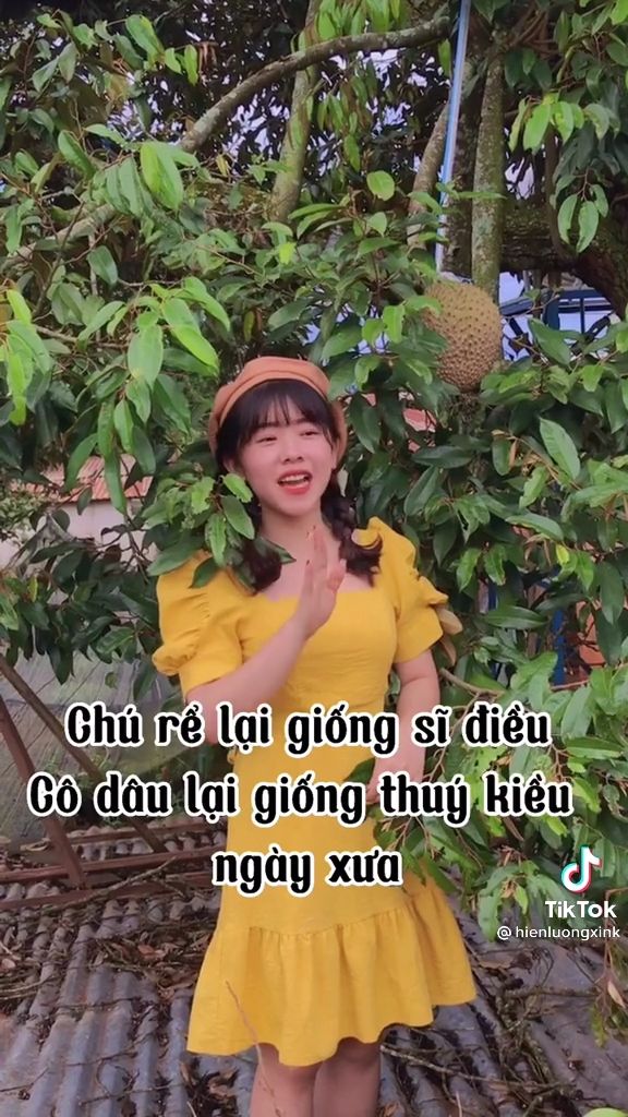 MC ở đám cưới xưa rồi, cô gái leo lên đọt sầu riêng dõng dạc dẫn lễ