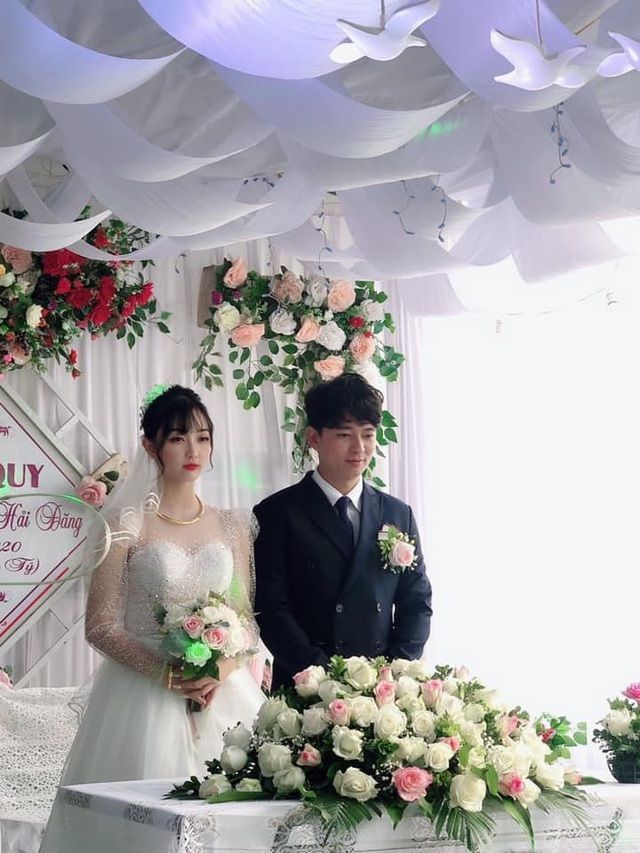 Mẹ chồng đang mặc áo dài vẫn vào bếp đơm xôi trong ngày cưới của con