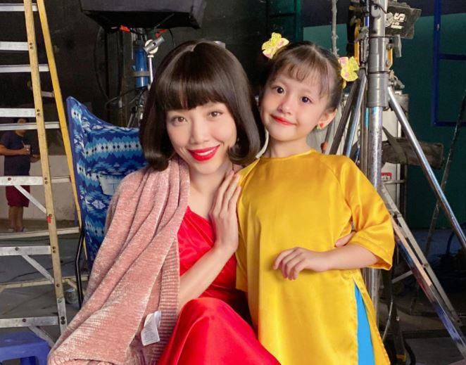Mẹ đơn thân nuôi con gái trở thành mẫu nhí, vì con mà hy sinh tất cả