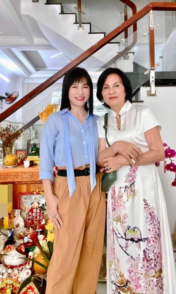 Mẹ ruột sao Việt trẻ khỏe khó tin: bất ngờ mẫu thân Cát Phượng