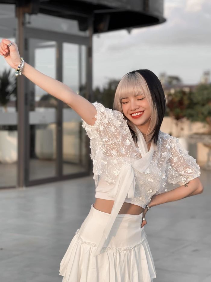 Mệt mỏi vì bị soi nhan sắc, Lisa Việt Nam lên tiếng đáp trả