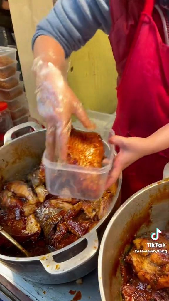 Món ngon nức tiếng của khu nhà giàu ở Hà Nội: một khứa cá kho 300k