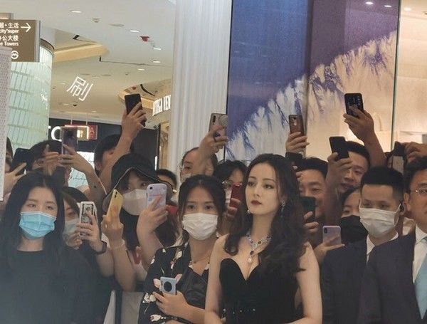 Mỹ nhân Cbiz bị chụp lén: Đôi chân Triệu Lệ Dĩnh có đẹp như lời đồn?