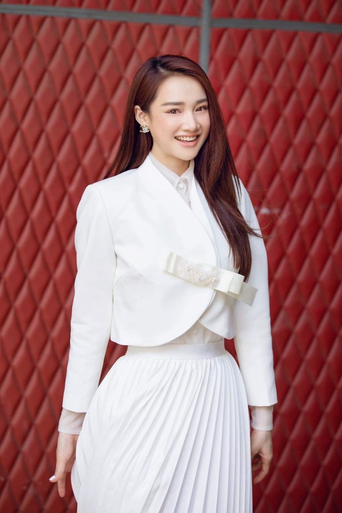 Mỹ nhân Việt chứng minh cứ make up nhẹ nhàng là xinh nhất