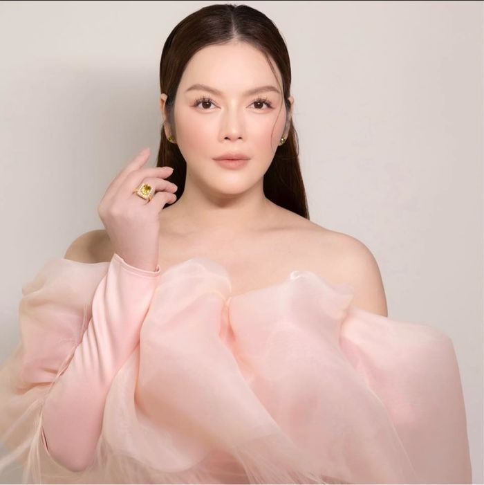 Mỹ nhân Việt sở hữu bất động sản đếm không hết: Lý Nhã Kỳ dư 9 căn nhà