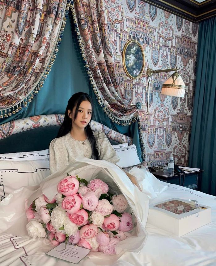 Mỹ nữ Kpop toả sáng bên các sắc hoa: Ai mới là đoá hồng đẹp nhất