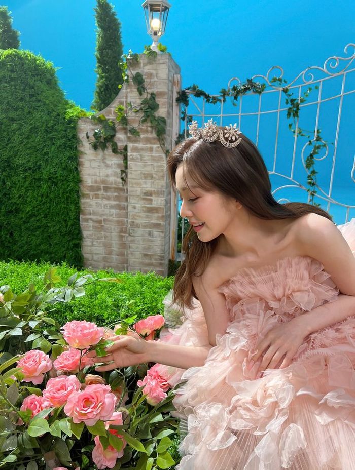 Mỹ nữ Kpop toả sáng bên các sắc hoa: Ai mới là đoá hồng đẹp nhất