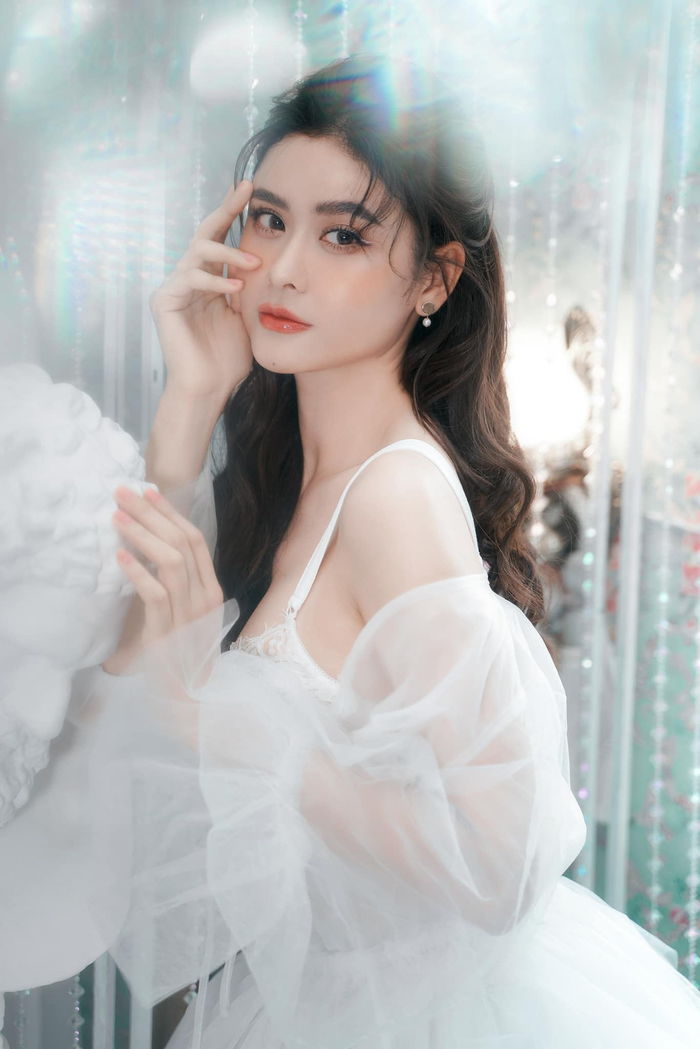 Ngày phụ nữ, hội gái đẹp thi nhau khoe dáng: Hương Giang vẫn thua Midu