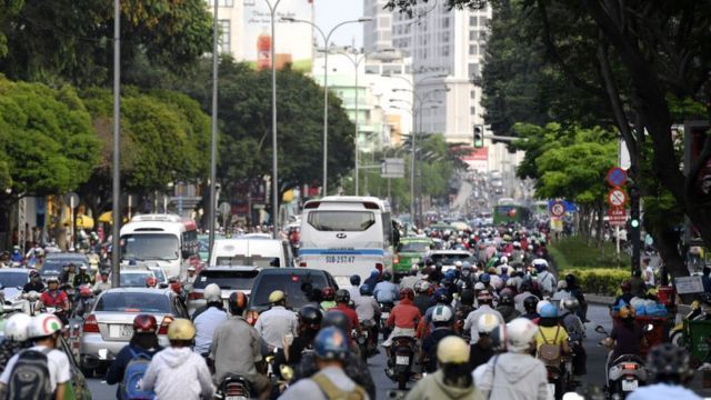 Cô gái 32 tuổi quyết định đạp xe 10km đi làm vì giá xăng tăng liên tục