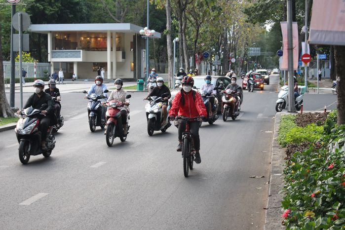 Cô gái 32 tuổi quyết định đạp xe 10km đi làm vì giá xăng tăng liên tục