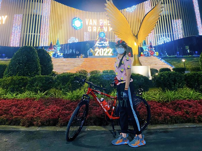 Cô gái 32 tuổi quyết định đạp xe 10km đi làm vì giá xăng tăng liên tục