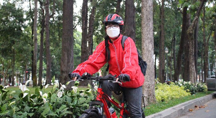 Cô gái 32 tuổi quyết định đạp xe 10km đi làm vì giá xăng tăng liên tục