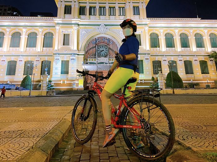 Cô gái 32 tuổi quyết định đạp xe 10km đi làm vì giá xăng tăng liên tục