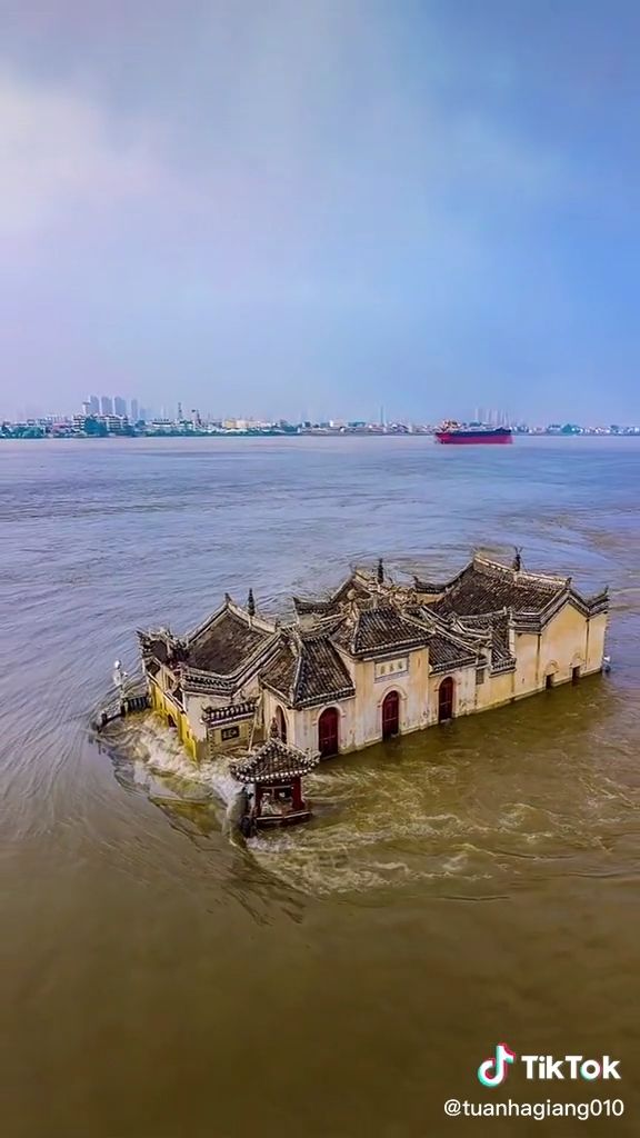 Ngôi đền 700 năm tuổi chênh vênh giữa dòng sông, nước cuồn cuộn chảy