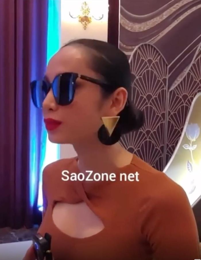 Nhà thiết kế lên tiếng về việc vừa cầm váy vừa diễn của Lương Mỹ Kỳ