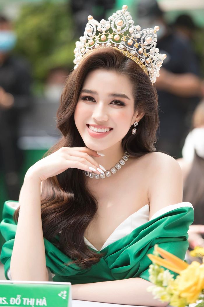 Nhan sắc vạn người mê của Đỗ Thị Hà trước thềm chung kết Miss World