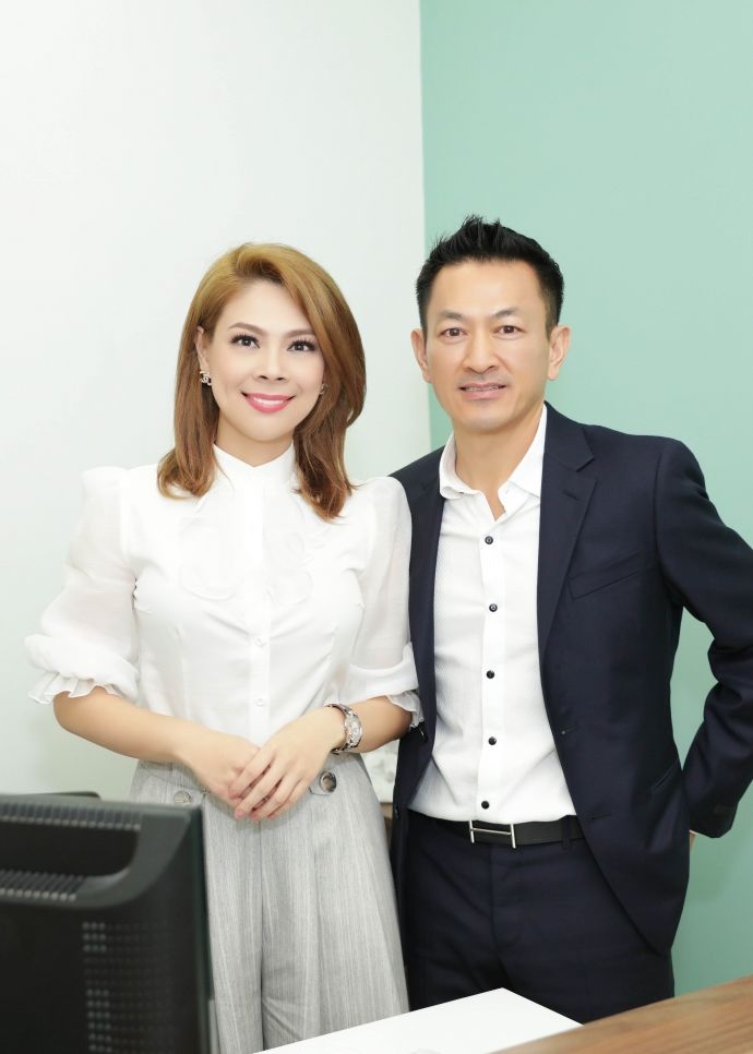 Sao nữ Vbiz đi làm thiện nguyện không quên dắt theo chồng Việt kiều