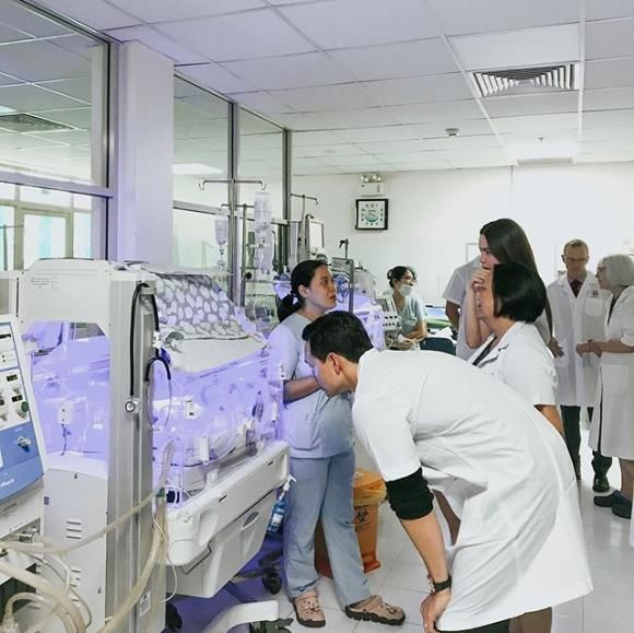 Sao nữ Vbiz đi làm thiện nguyện không quên dắt theo chồng Việt kiều
