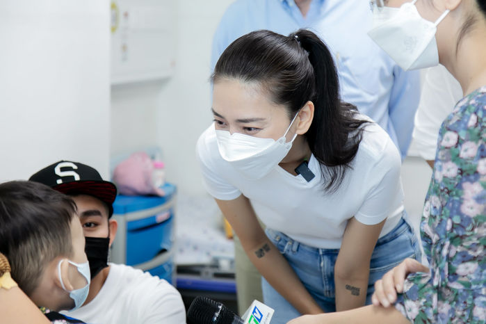 Sao nữ Vbiz đi làm thiện nguyện không quên dắt theo chồng Việt kiều