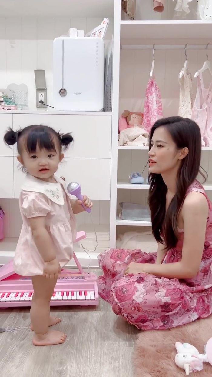 Nhóc tì có tương lai làm ca sĩ: Winnie sắp vượt mặt mẹ về high note