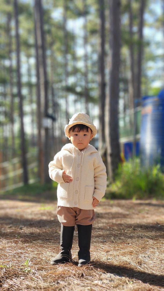 Nhóc tì mặc gì tuần qua: Bo Thúi với Winnie diện đồ đôi tại Đà Lạt