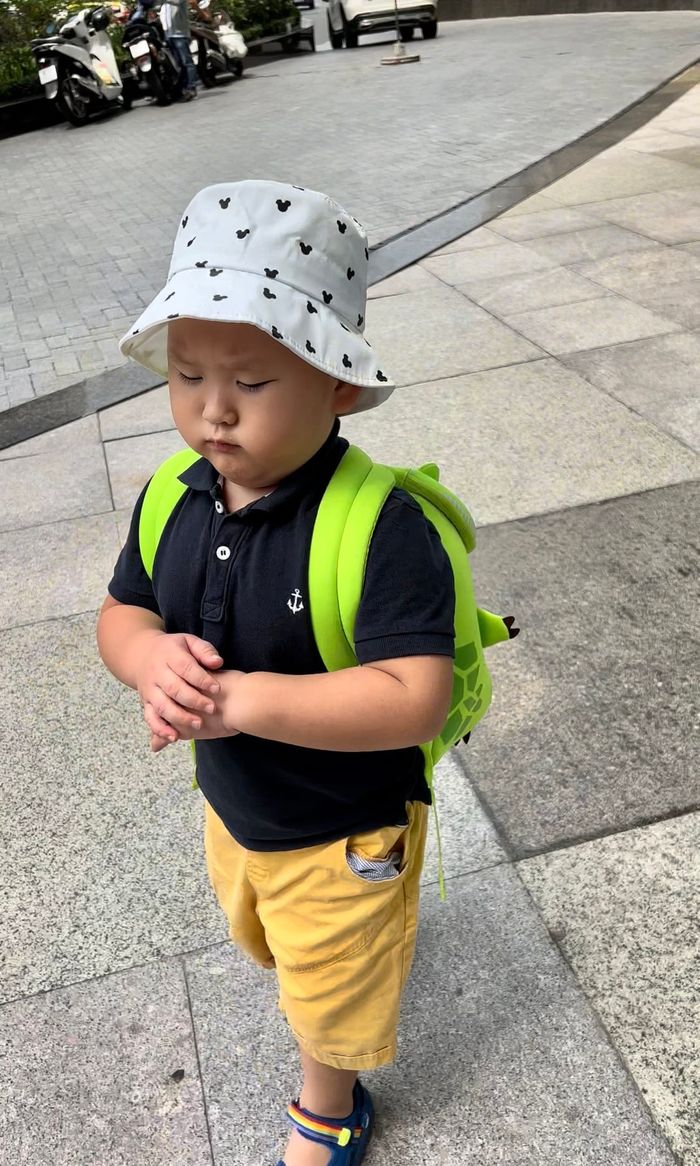 Nhóc tì mặc gì tuần qua: Bo Thúi với Winnie diện đồ đôi tại Đà Lạt