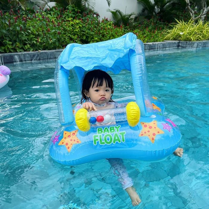 Nhóc tỳ Vbiz mặc gì tuần qua: Bo Thúi hóa thân thành chủ tịch nhí