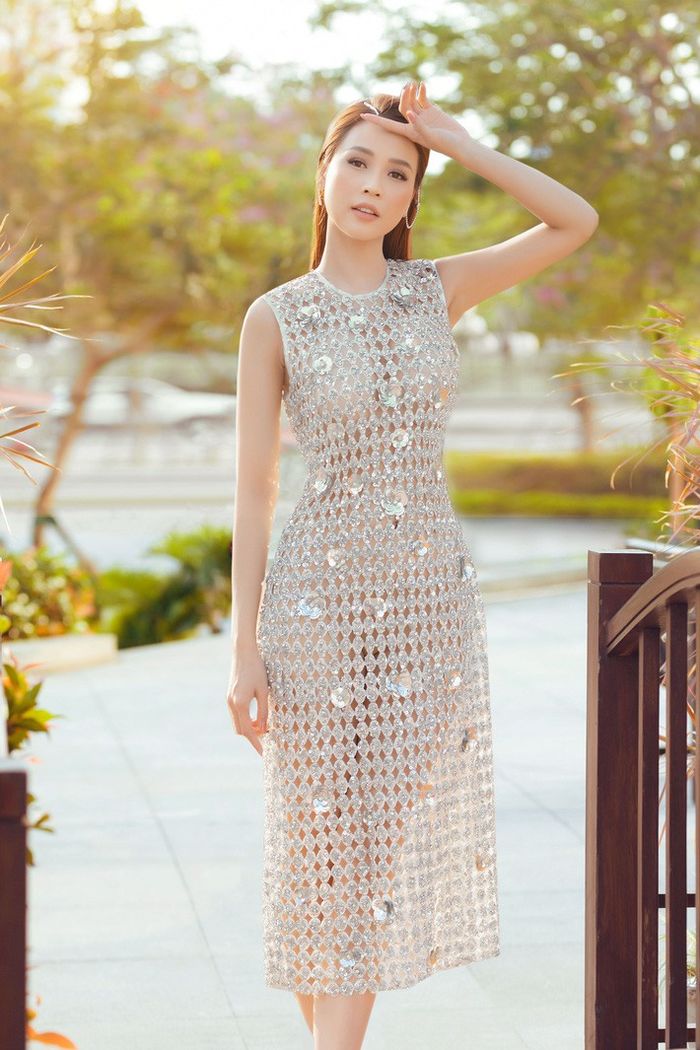 Những bộ váy nhìn tưởng lưới đánh cá của mỹ nhân Việt