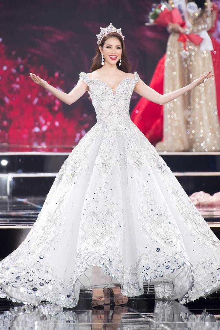 Chiếc váy cưới công chúa Lọ Lem được hoàn thành trong 380 giờ