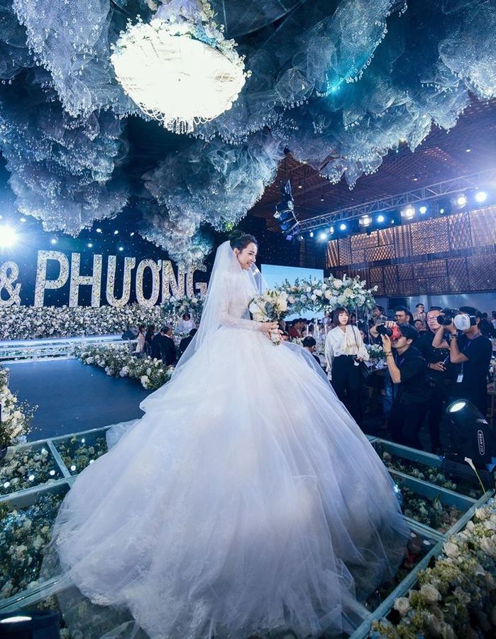 Những bộ váy như công chúa Lọ Lem của mỹ nhân Việt